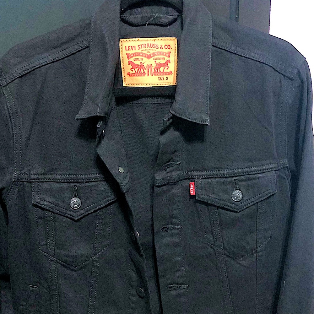 Levi’s denim jacket men’s. Size SMALL. Black.